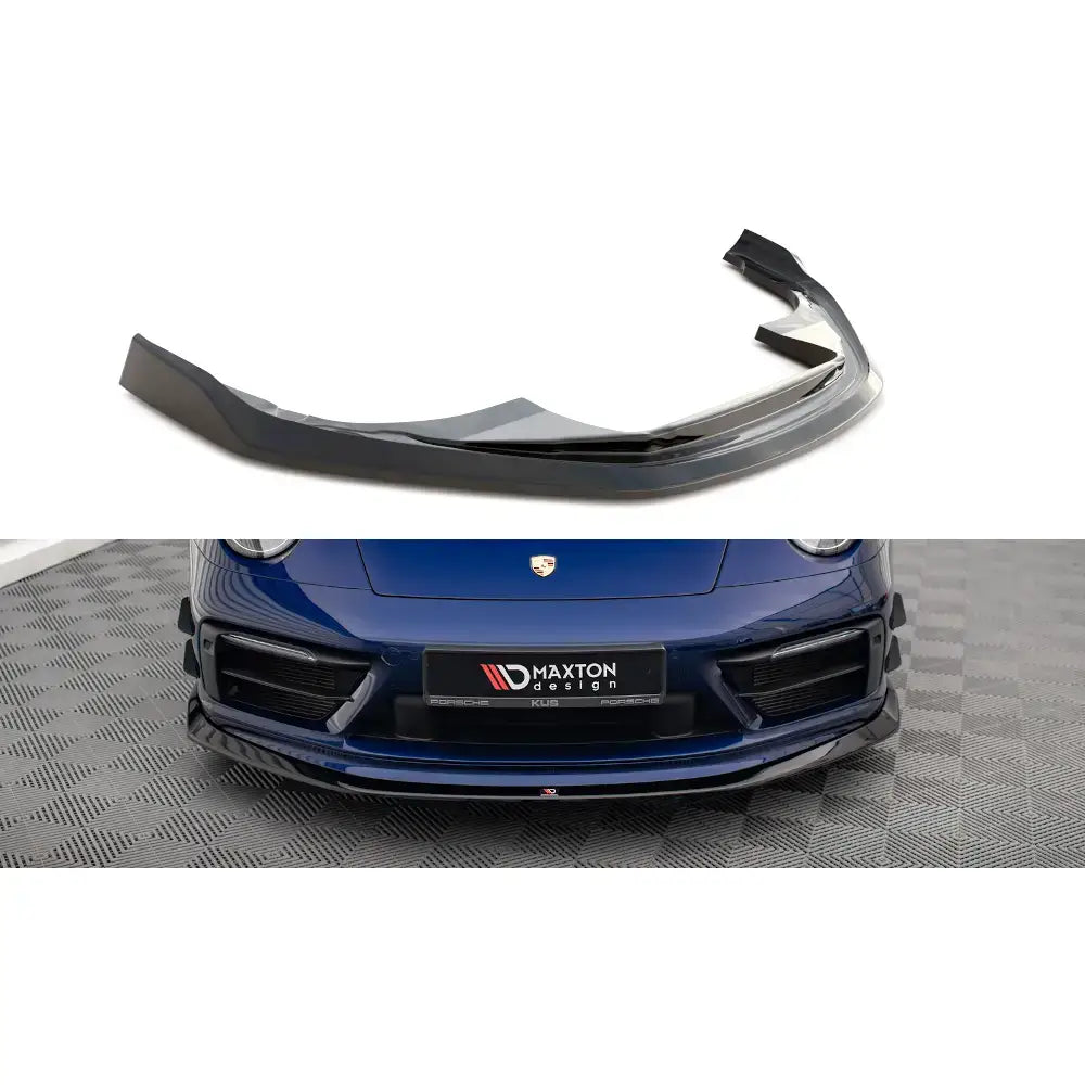 Frontspoiler Porsche 911 Carrera Aero 992 V.2 i sort blank plast, vist på hvit bakgrunn og montert på blå bil.
