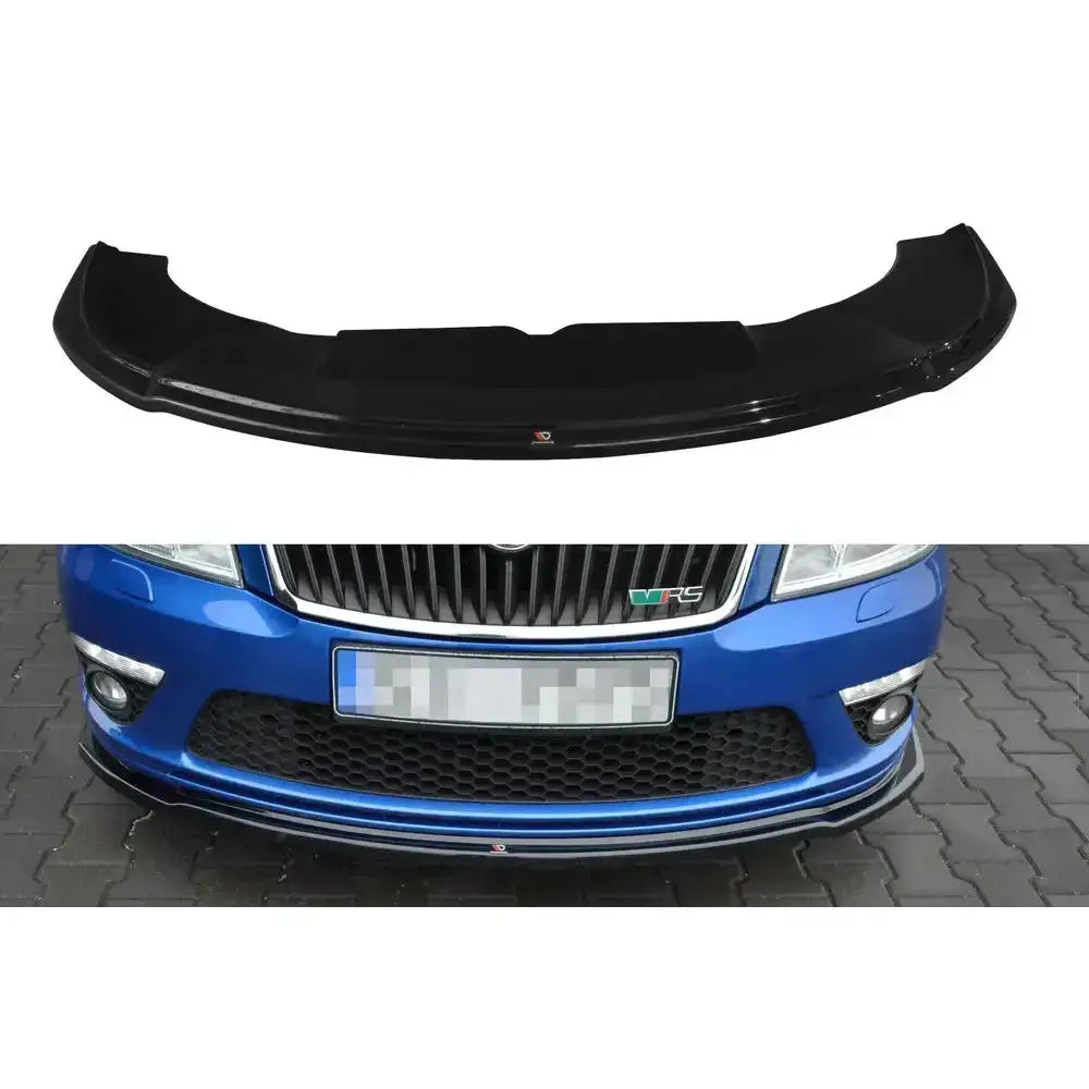 Frontleppe V2 Skoda Octavia Mk2 RS, sort plast med sporty design, montert på blå bil forfra.