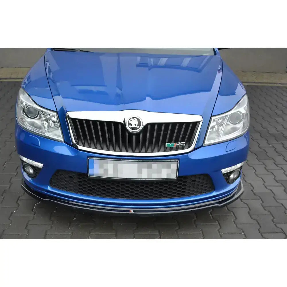 Frontspoiler på Skoda Octavia Mk2 RS Facelift, svart grill, VRS-merke og kromdetaljer.