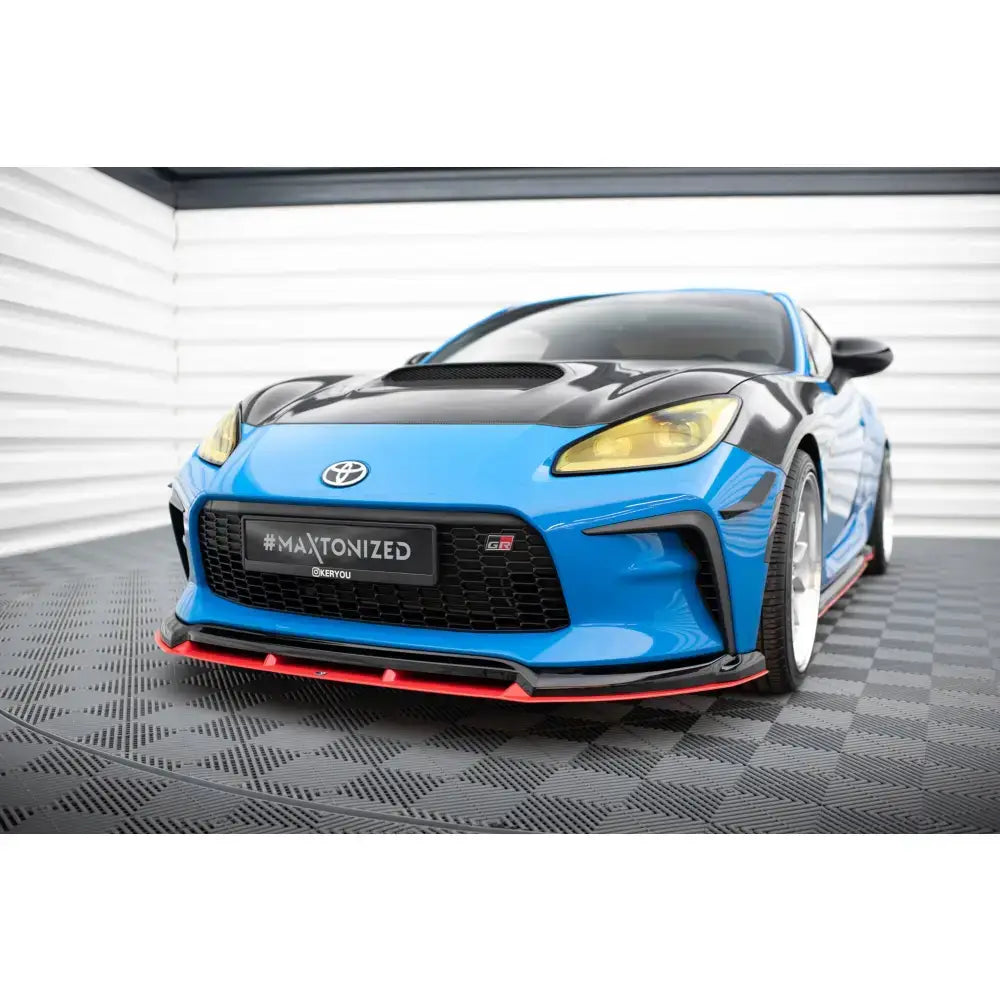 Spoiler til Toyota GR86 Mk1 V.3, blå og sort med gul frontlys, rød detalj og karbonpanser.