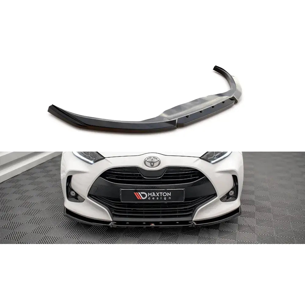 Frontspoiler Toyota Yaris Mk4 V.2 i sort plast, vist montert og som enkeltprodukt med matt finish.