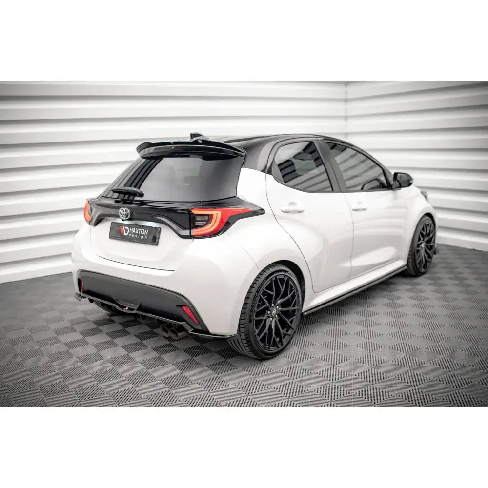 Frontleppe på Volvo C70 Mk1 V.2 med svarte felger, sotede ruter og takspoiler, sett skrått bakfra.