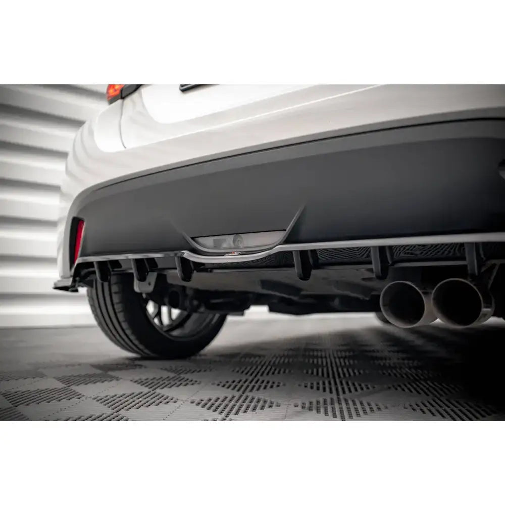 Front splitter på Volvo C70 Mk1 V.2 med sort diffuser og doble eksosrør sett bakfra.