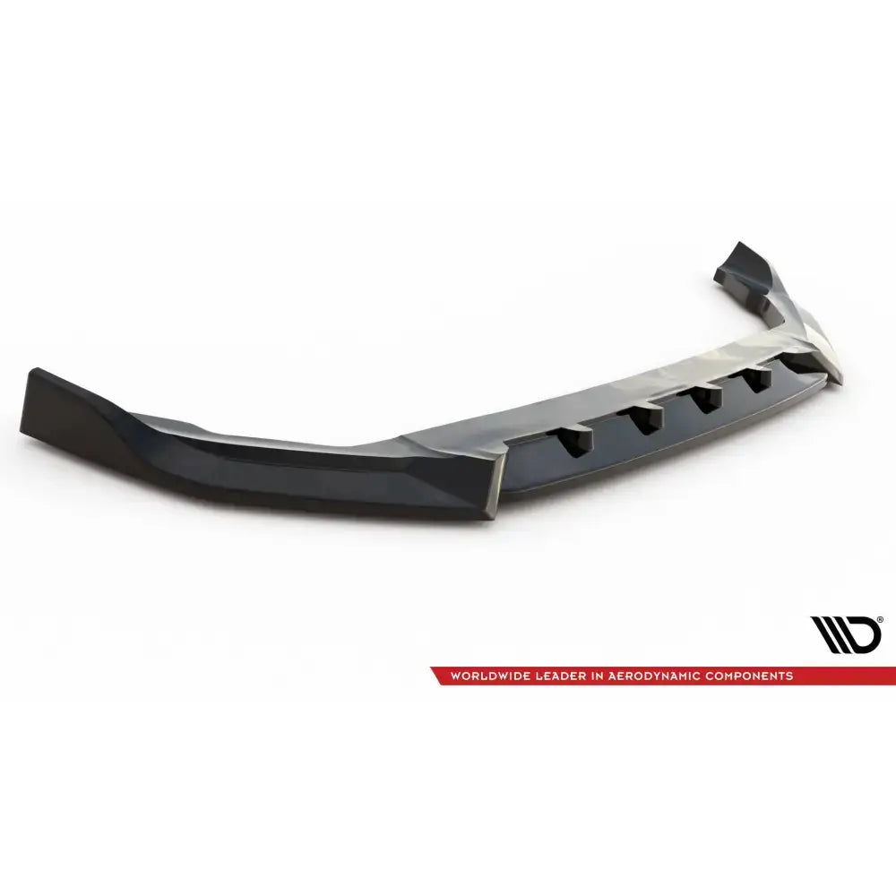 Frontspoiler Volvo XC90 R-Design Mk2 Facelift V.2 i svart plast med røde detaljer, avbildet skrått forfra.