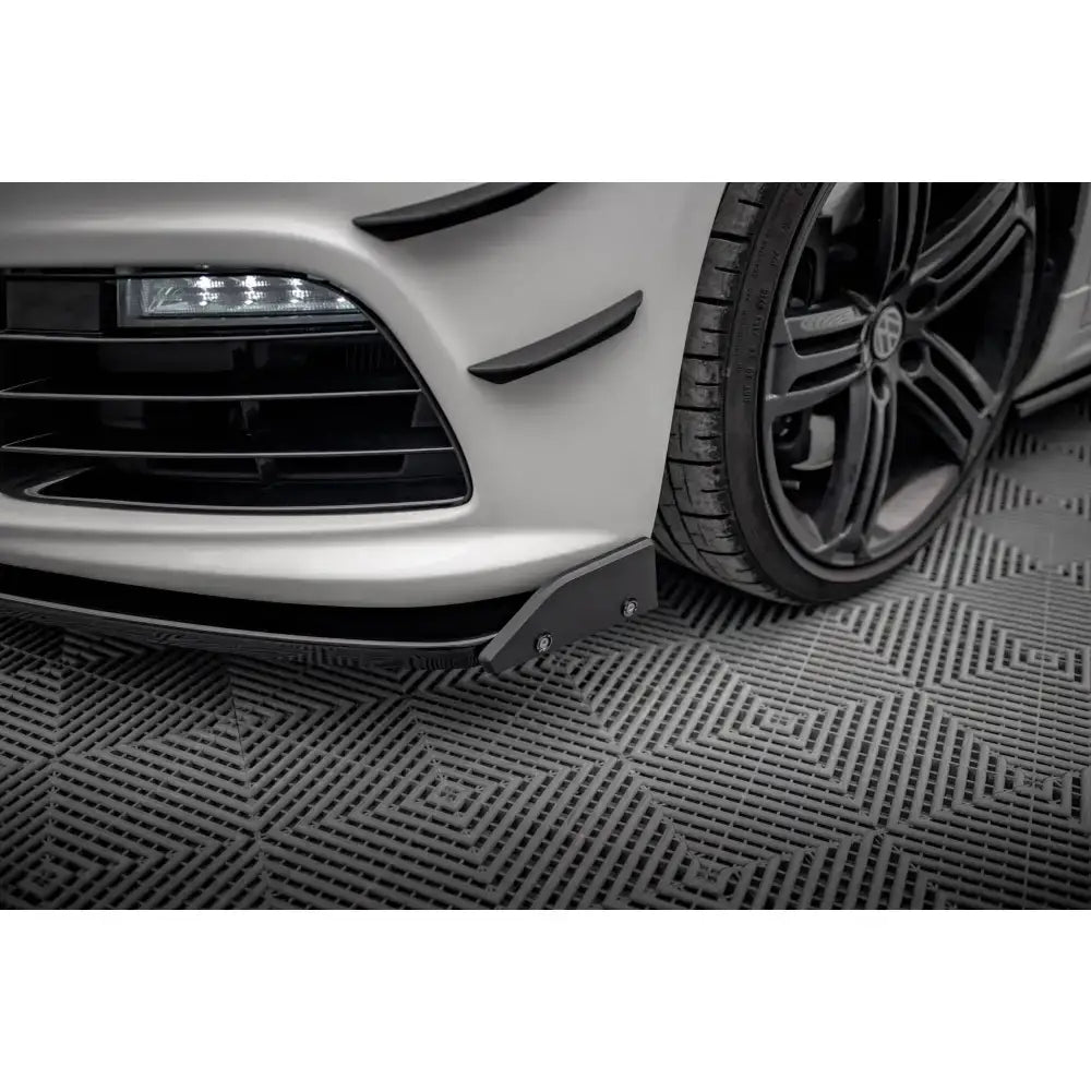 Front lip på Volkswagen Scirocco R Mk3 V.3 med sorte flaps, sett fra skrå vinkel mot venstre hjørne.