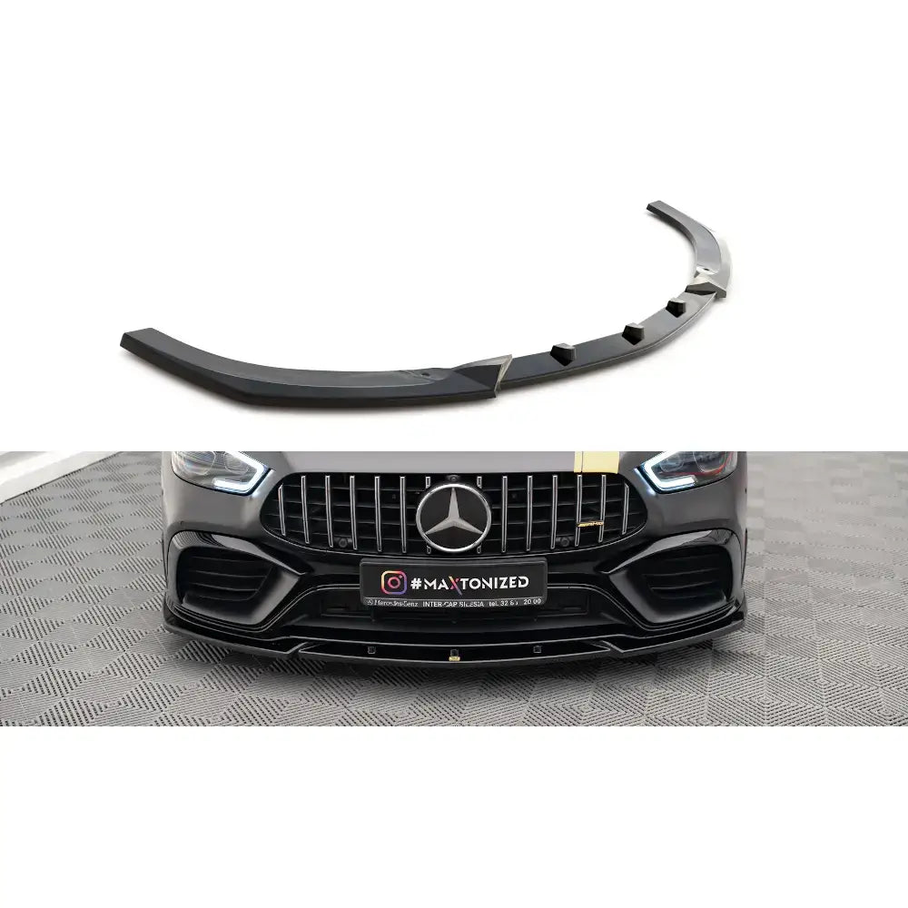 Frontspoiler Mercedes GT 63S 4-Door Coupe V.3 Aero montert foran grillen på sort sportsbil.