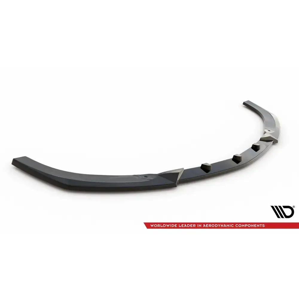 Front lip til Mercedes GT 63S 4-Door Coupe V.3 Aero, sort plast med kantede detaljer, sett skrått ovenfra.