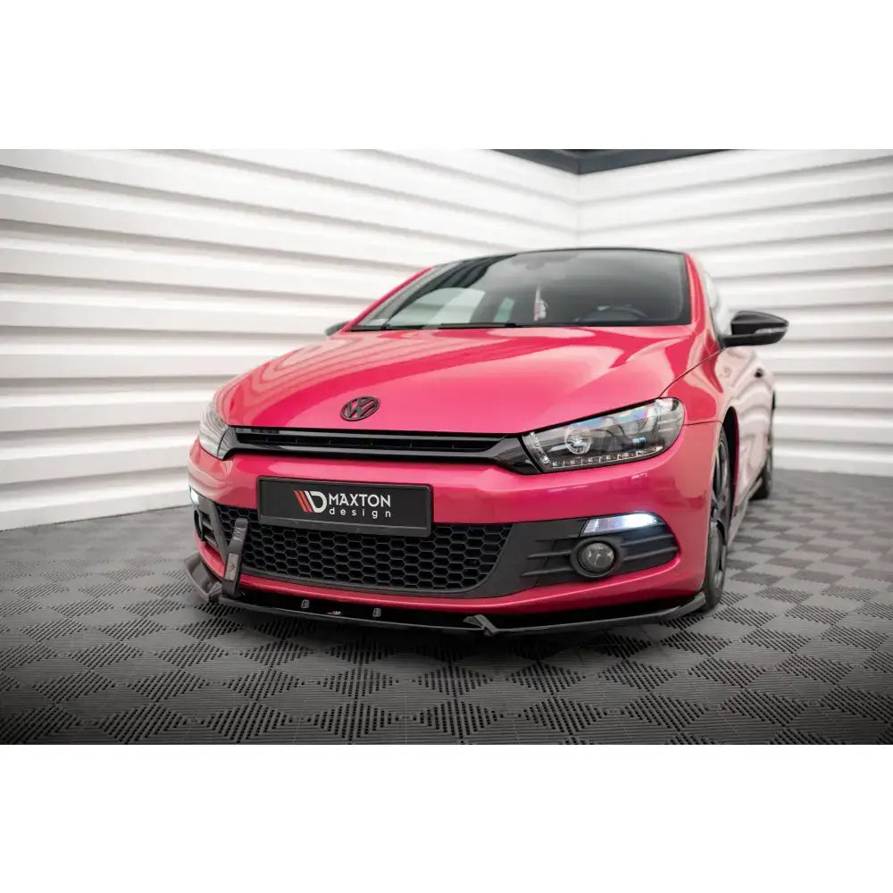 Front splitter på Volkswagen Scirocco Mk3 V.3 montert foran, sort leppe og Maxton Design-skilt.