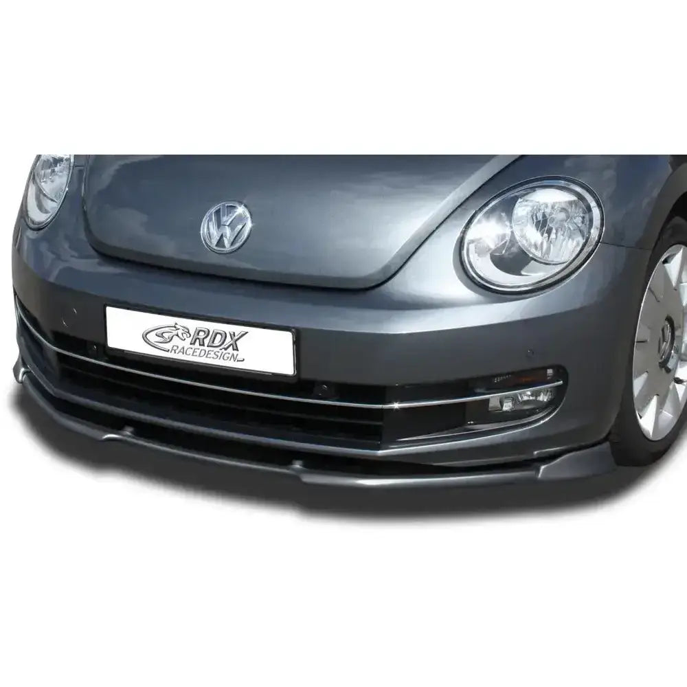 Frontspoiler Volkswagen Beetle 11- montert på grå bil, sett forfra med sort spoiler nederst på støtfangeren.