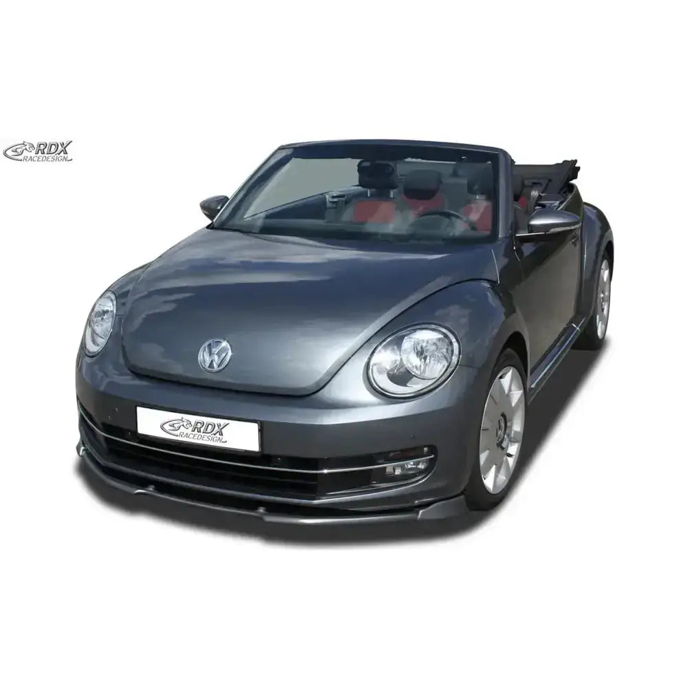 Frontleppe på Volkswagen Beetle cabriolet, mørk grå, med blanke felger og røde seter synlig.
