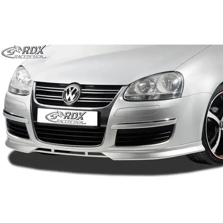 Frontspoiler Volkswagen Golf 5 sølvfarget, montert på bilens støtfanger med sorte detaljer og luftinntak.