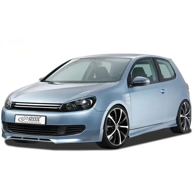 Frontspoiler på Volkswagen Golf 6 08-13 med sportslig støtfanger, RDX-logo og svarte felger.