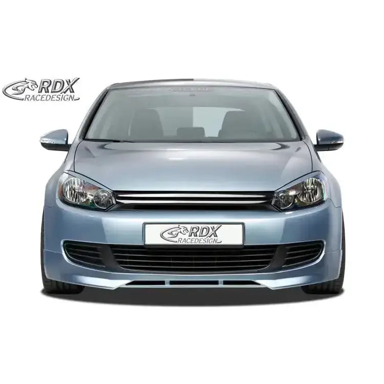 Spoiler Volkswagen Golf 6 08-13 i sølv sett forfra med sort grill og RDX-logo på nummerskiltet.