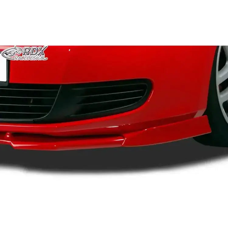 Spoiler til Volkswagen Golf 6 Vario X, rød, montert foran med svart grilldetalj og synlig hjuldel.