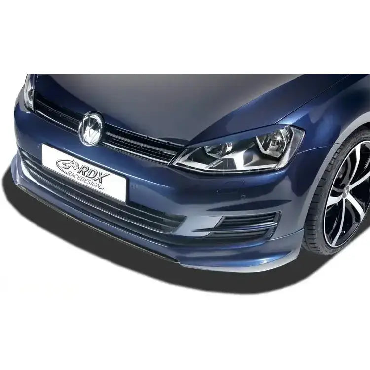 Frontspoiler Volkswagen Golf 7 montert på blå bil, sett skrått forfra med synlig frontlykt og felg.