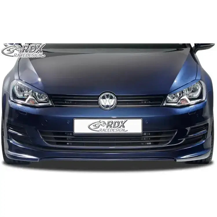 Front lip på Volkswagen Golf 7 12-17, mørkeblå modell med tydelig VW-logo og sporty spoiler.