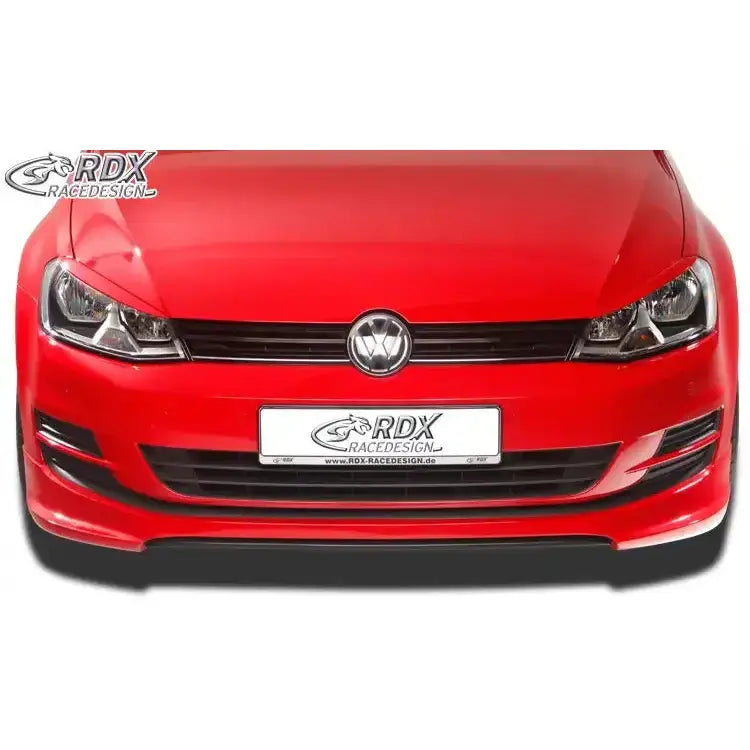 Frontspoiler Volkswagen Golf 7 12-17 på rød bil sett forfra med sorte detaljer og synlig RDX RACEDESIGN-logo.