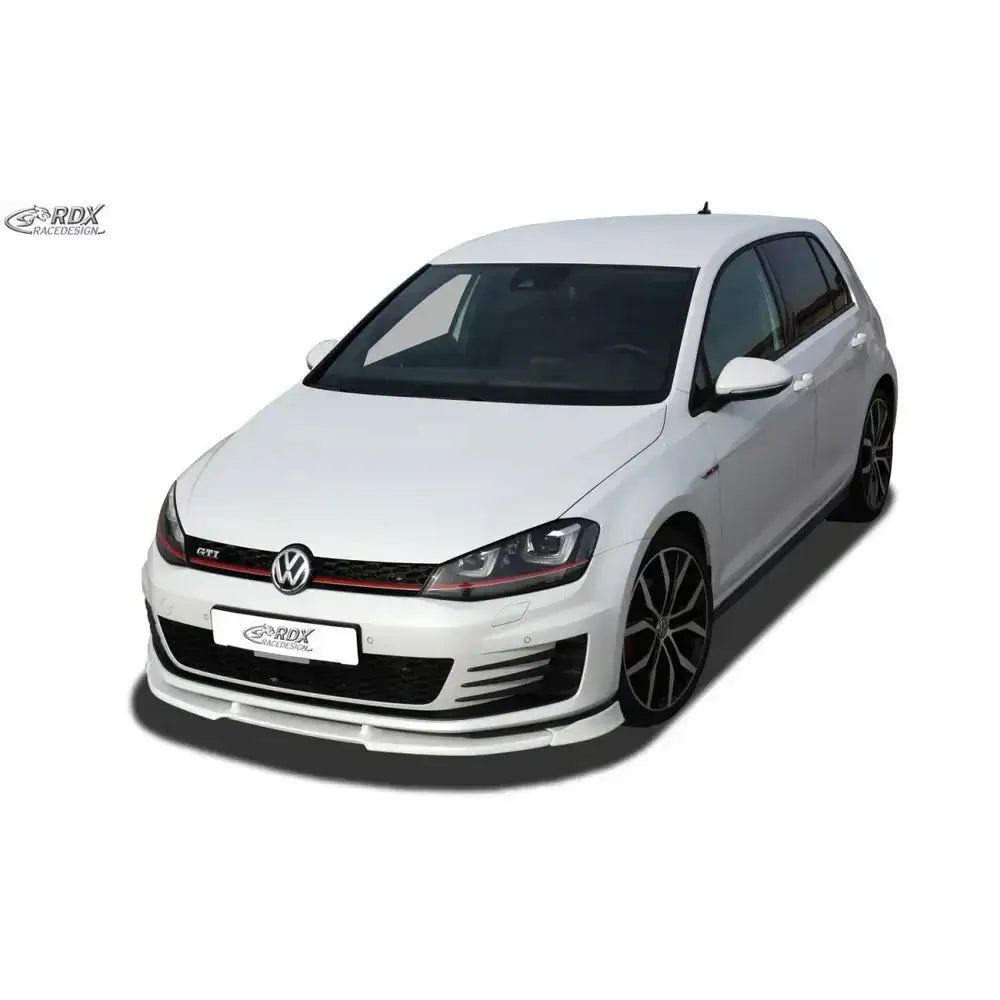 Frontleppe Volkswagen Golf 7 GTI med sorte og røde detaljer, store felger, hvit bil mot hvit bakgrunn.
