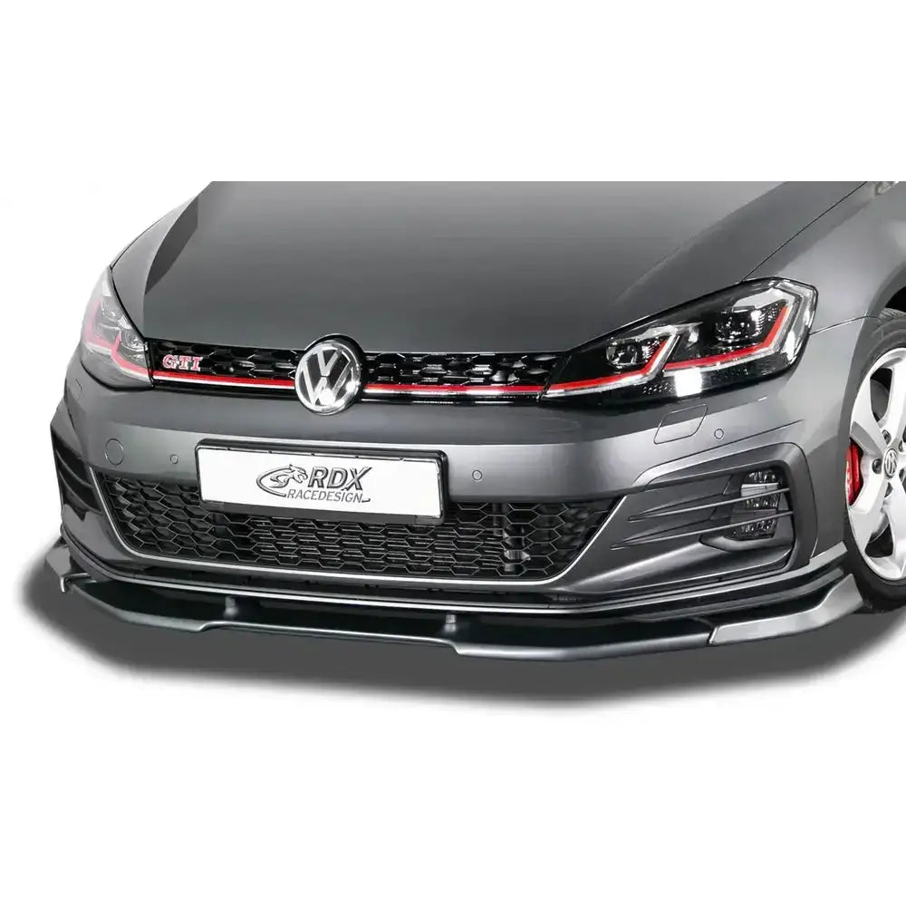 Frontspoiler Volkswagen Golf 7 GTI Facelift, svart splitter under grå bil med røde detaljer i grillen.
