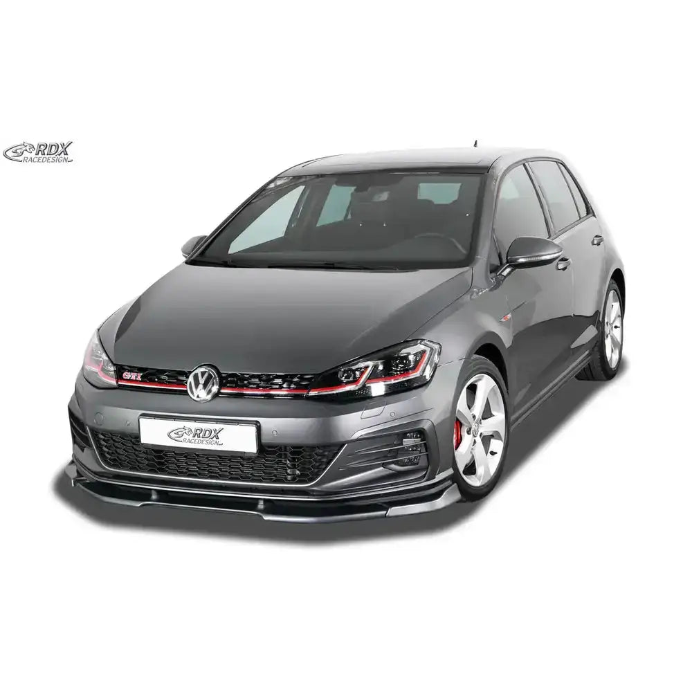 Frontleppe på Volkswagen Golf 7 GTI med røde detaljer og sportslig design, fotografert skrått forfra.
