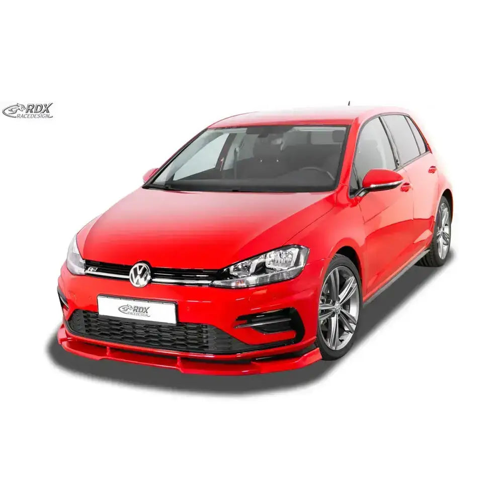Frontleppe på Volkswagen Golf 7 Facelift med sportslige felger, sort og rød spoiler mot hvit bakgrunn.
