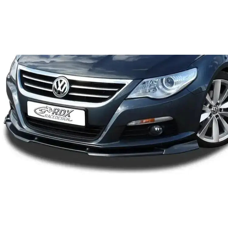 Frontspoiler Volkswagen Passat CC 08-12 i sort plast montert nederst på støtfanger, sett fra lav vinkel.