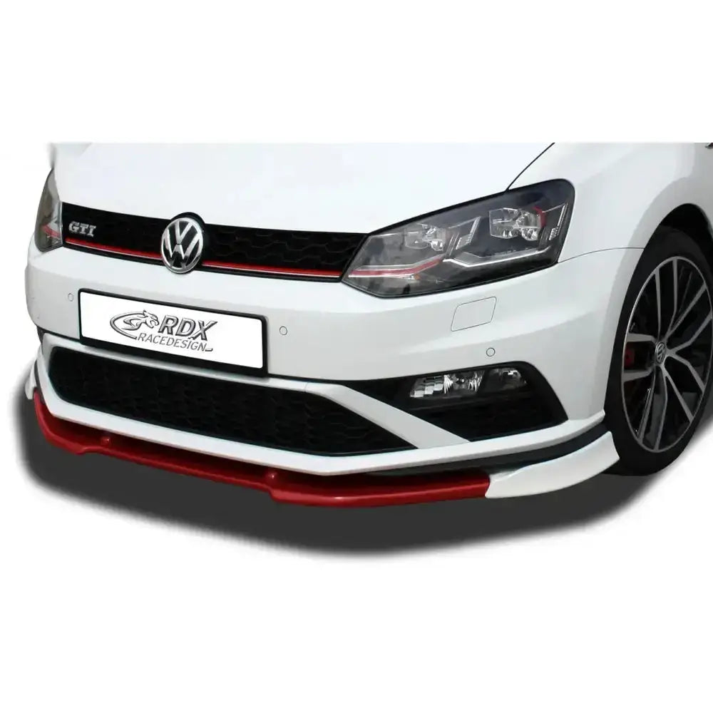 Frontspoiler Volkswagen Polo 6C GTI Vario X i rød og hvit plast med sorte detaljer og sportsfelg.