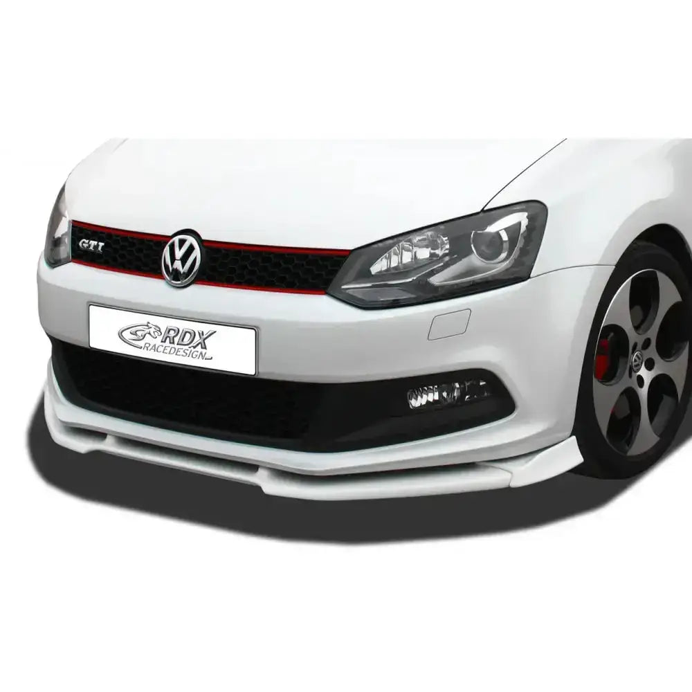 Frontspoiler Volkswagen Polo 6R 09-16 GTI Vario X på hvit bil med sorte og røde detaljer, skrå vinkel.
