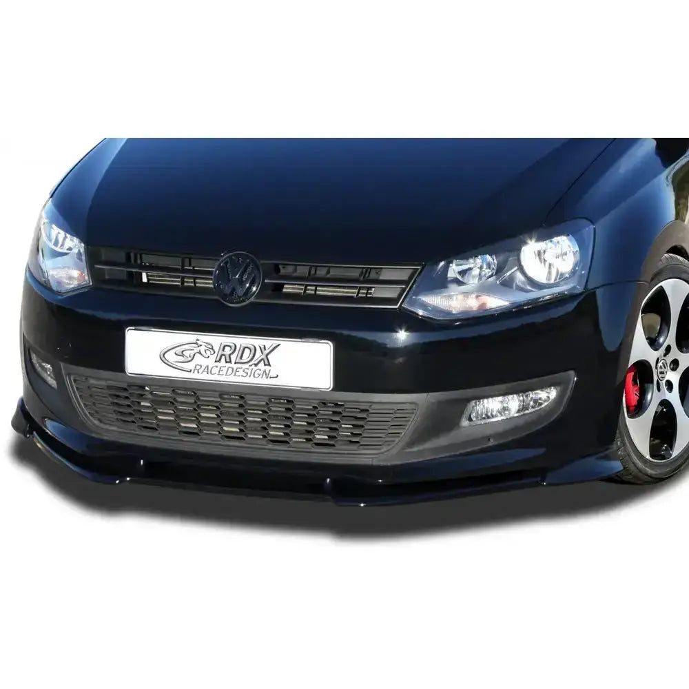 Frontspoiler Volkswagen Polo 6R 09-16 i sort plast med glanset overflate montert på svart bil forfra.