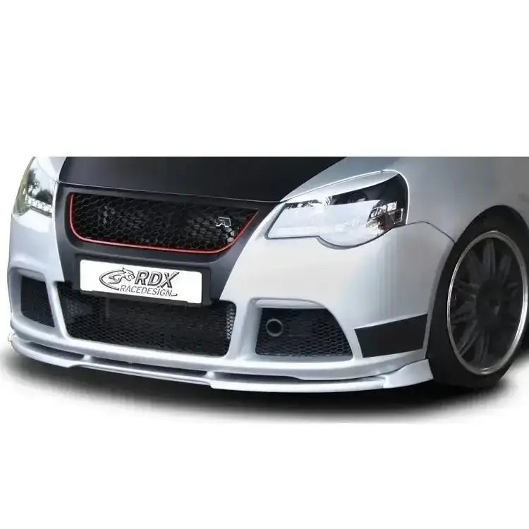 Frontspoiler Volkswagen Polo 9N3 05- GTI Cup Edition, sølv bil med sort panser og rød detalj på grillen.