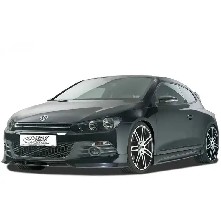 Frontspoiler Volkswagen Scirocco 3 09-14 på sort bil med store felger og lavprofil-dekk, sett forfra.