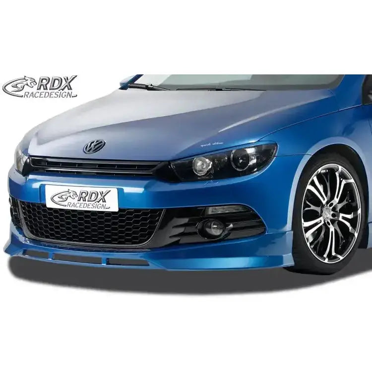 Front splitter på Volkswagen Scirocco 3 09-14, blå bil med svart grill og sporty frontspoiler.