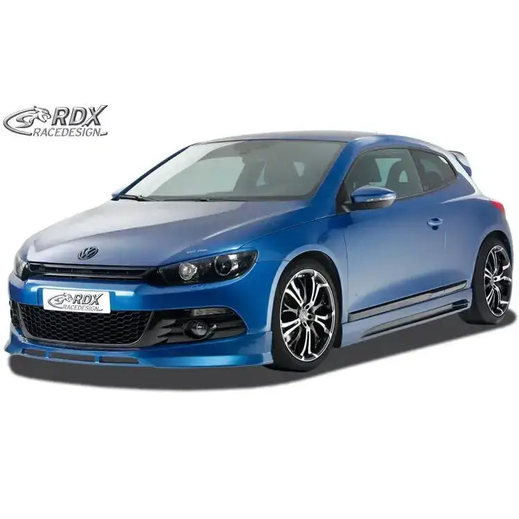 Front lip på Volkswagen Scirocco 3 09-14, blå sportsbil med sorte detaljer og store aluminiumsfelger.