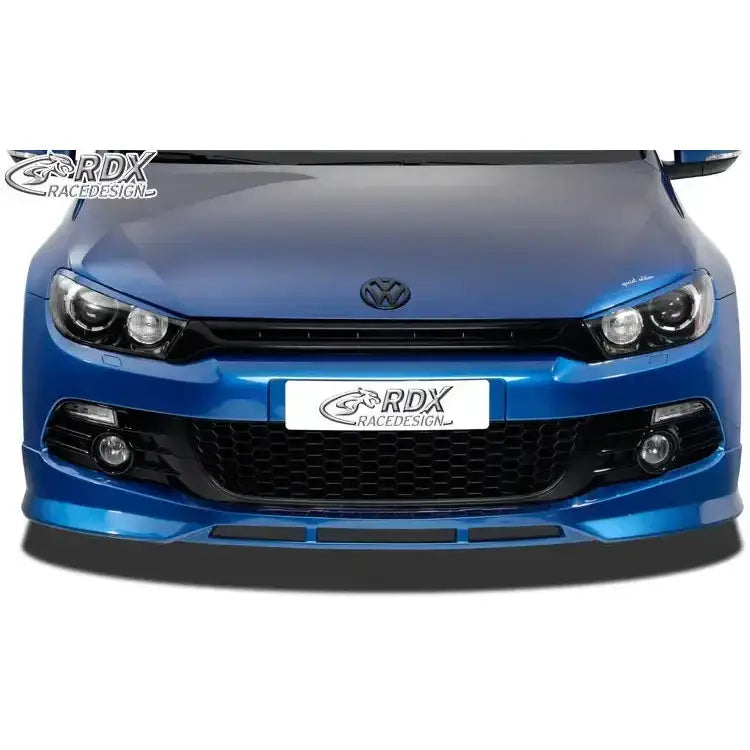 Spoiler til Volkswagen Scirocco 3, blå bil med sort frontgrill og lav sort leppe, VW-logo synlig.