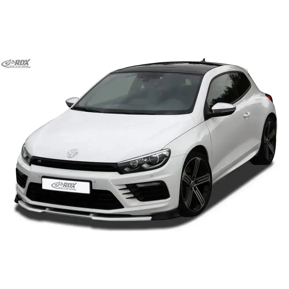 Frontleppe på hvit Volkswagen Scirocco 3 R med sorte detaljer og sportslig design, fotografert forfra fra siden.