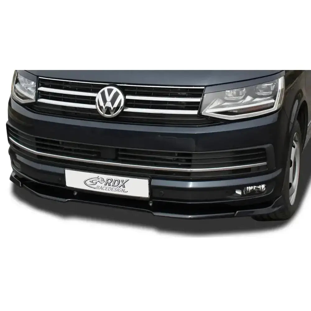 Frontspoiler Volkswagen T6 i svart med kromdetaljer, montert under bilens frontstøtfanger.