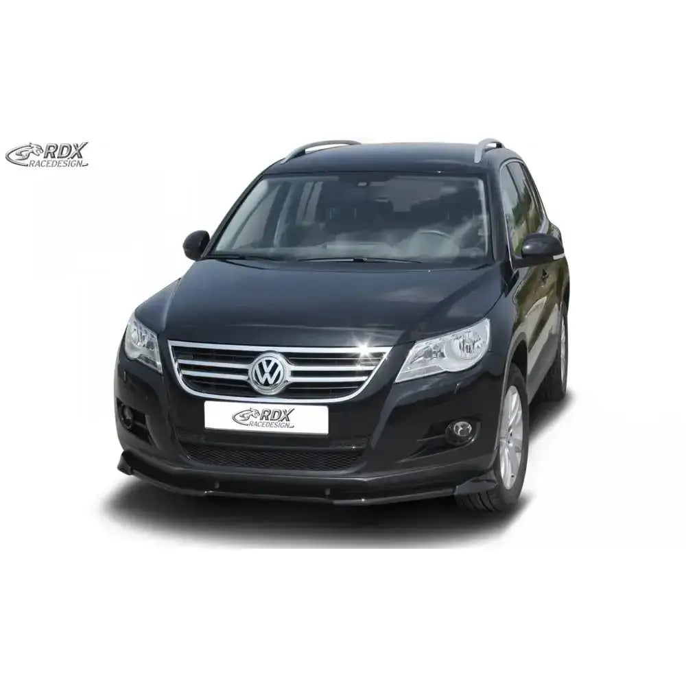 Frontleppe Volkswagen Tiguan 07-11 montert under støtfanger på sort bil med sølv grill og takrails.