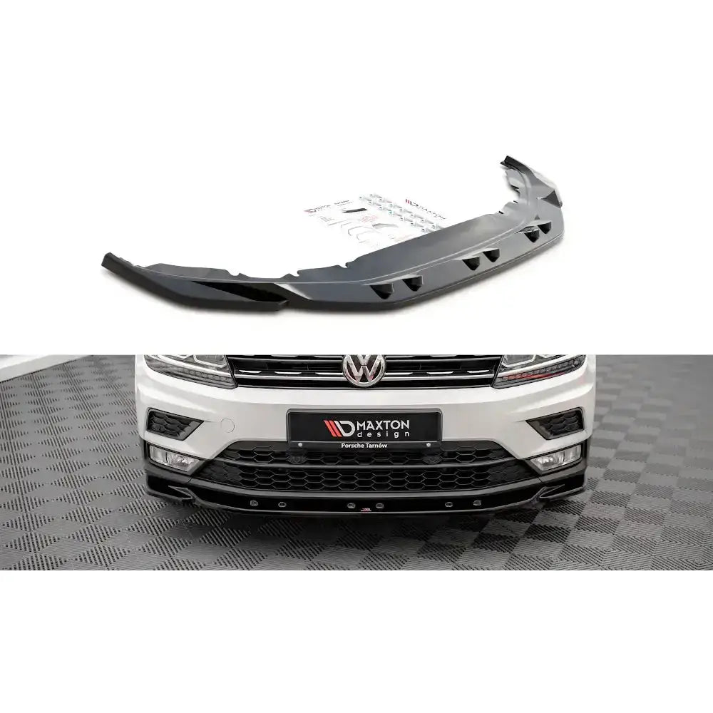 Frontspoiler Volkswagen Tiguan Mk2 15-20 sort plast med aerodynamiske detaljer, montert på hvit bil.