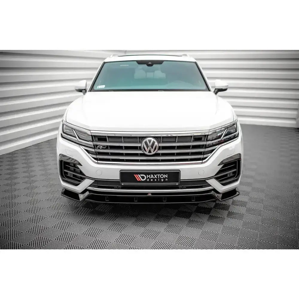 Frontleppe Volkswagen Touareg R-Line Mk3 vist forfra med kromgrill og Maxton Design-logo på nummerskiltet.