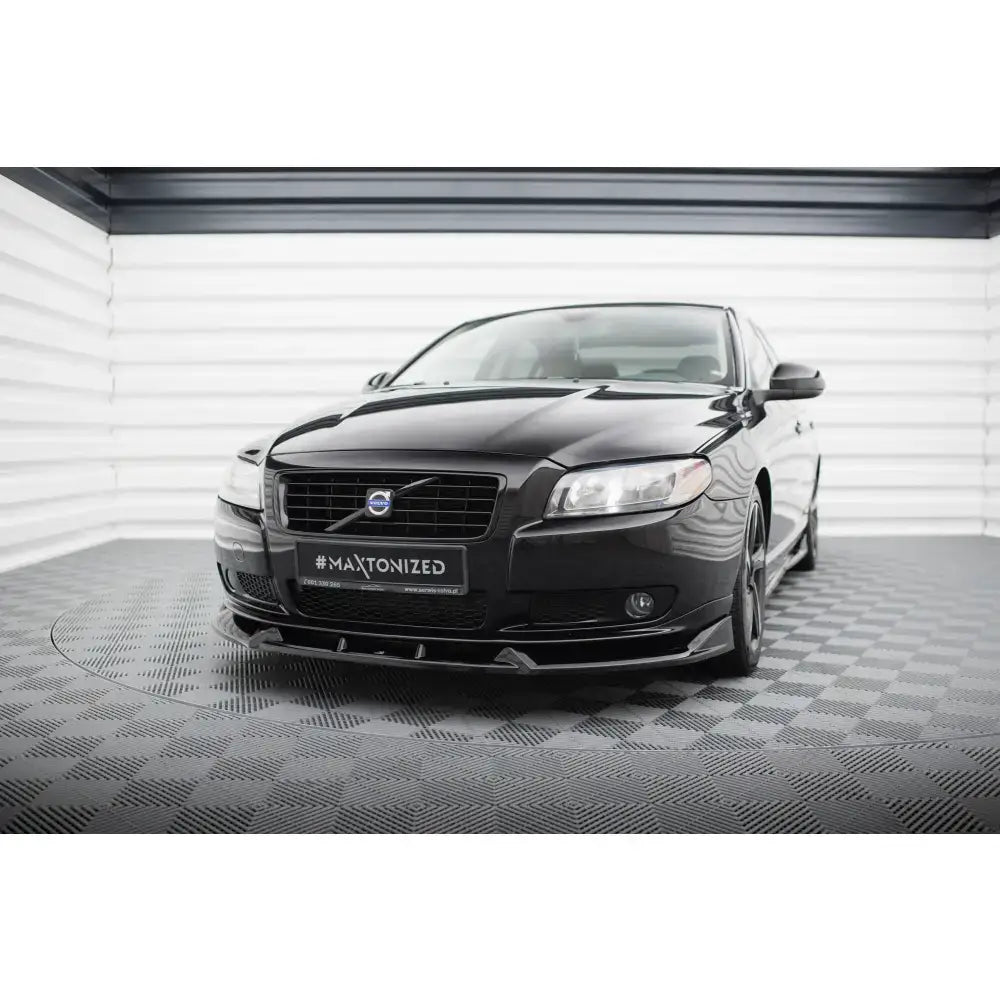 Frontleppe på Volvo S80 Mk2 med svarte detaljer foran, fotografert i lyst, moderne showroom.