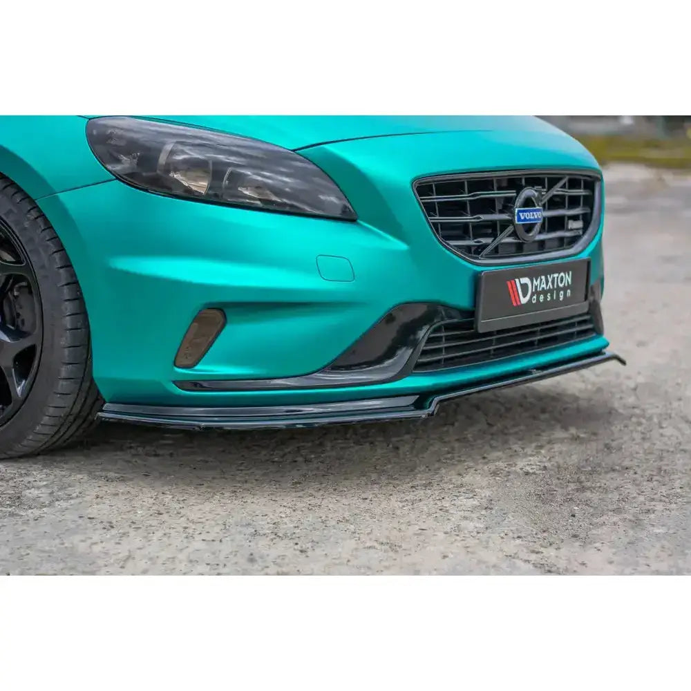 Spoiler på Volvo V40 R-Design, sort frontsplitter i blank plast sett skrått forfra mot venstre.