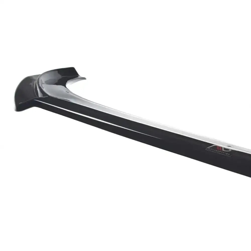 Frontspoiler til Volvo V40 R-Design i sort, glanset plast med markerte kanter og synlig logo på siden.