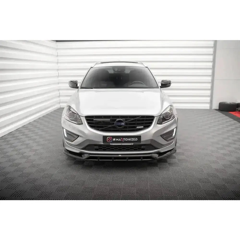 Frontleppe på Volvo XC60 R-Design Mk1 Facelift, sølvfarget bil sett forfra med sort grill.