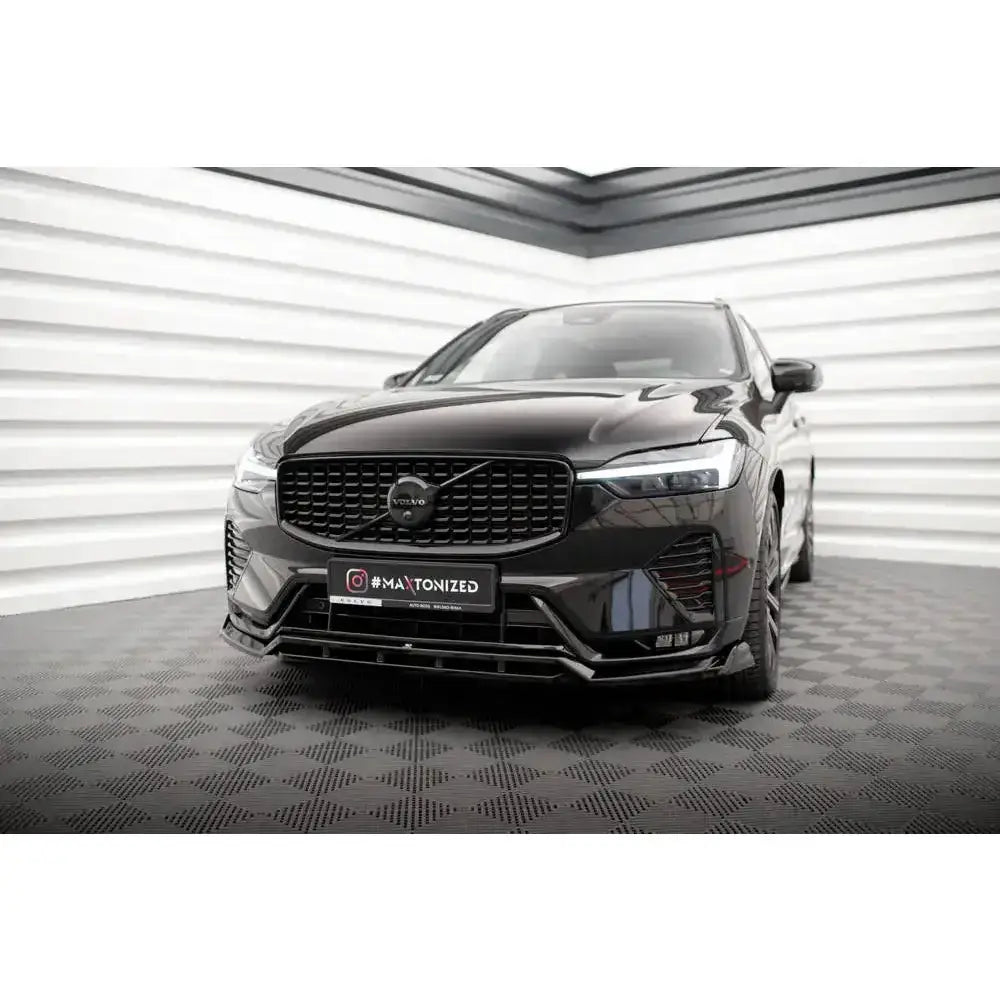 Front splitter på Volvo XC60 R-Design Mk2 Facelift sett forfra med sort grill og sporty frontfanger.