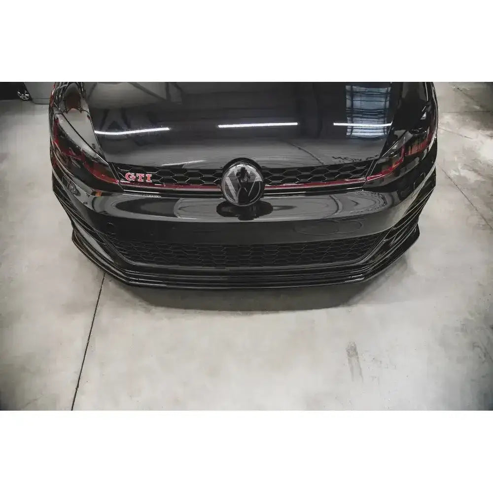 Frontleppe VW Golf 7 GTI TCR ABS i sort med rød stripe, GTI-merke og markert frontsplitter.