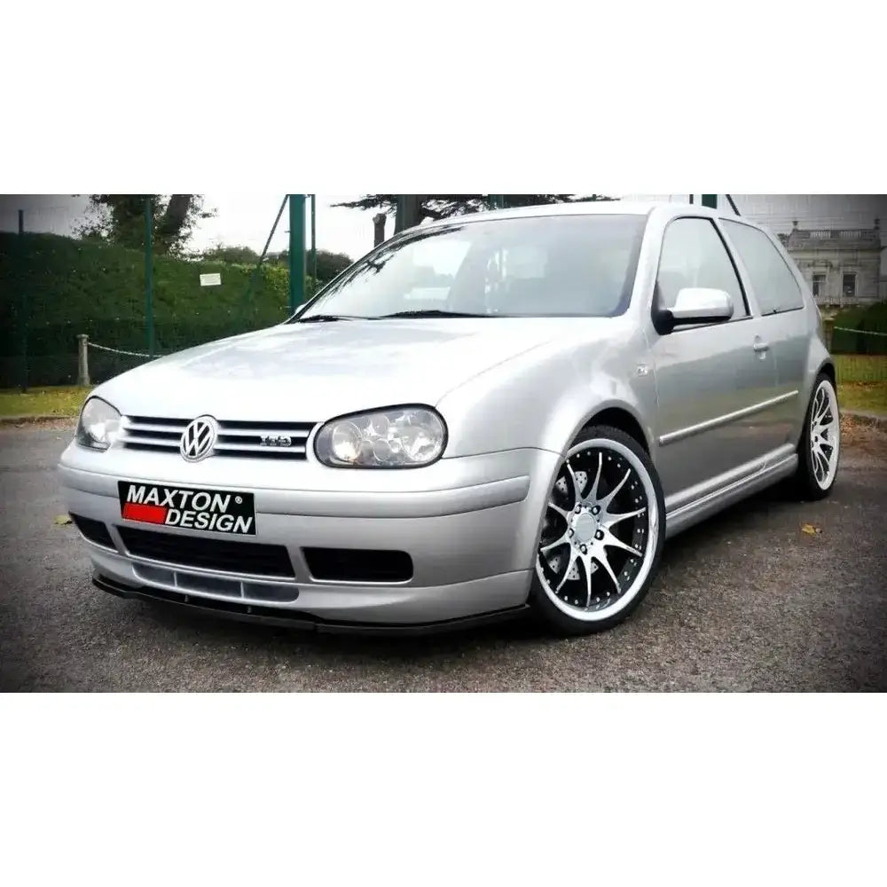 Frontleppe på VW Golf IV med 25th støtfanger foran, sølvfarget bil med store felger utendørs.