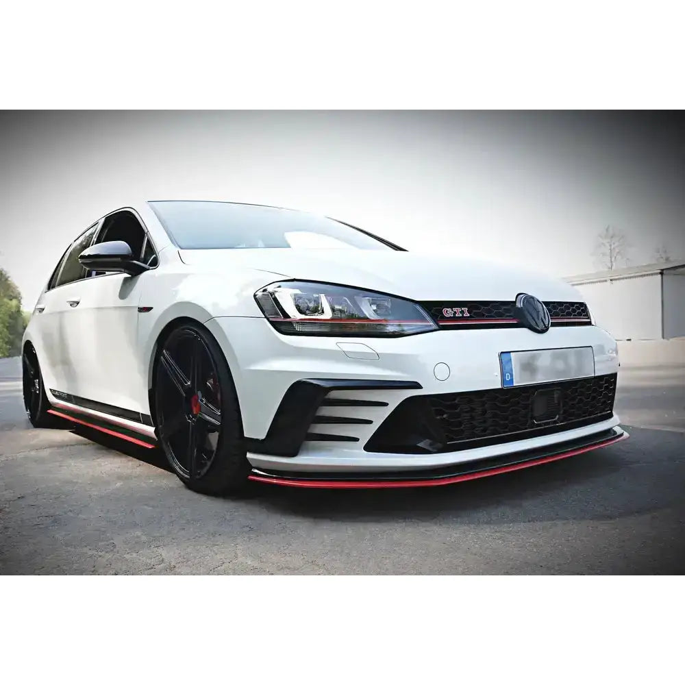 Frontspoiler VW Golf Mk7 GTI Clubsport med svarte felger, røde detaljer og sportslig frontdesign.
