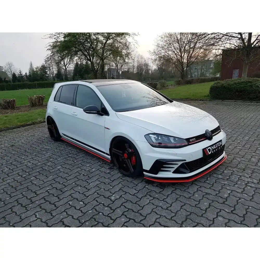 Spoiler på VW Golf Mk7 GTI Clubsport med svarte og røde detaljer parkert på brostein.
