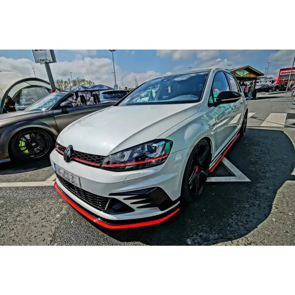 Front splitter på VW Golf Mk7 GTI Clubsport med svarte detaljer og røde markeringer, utendørs parkert.