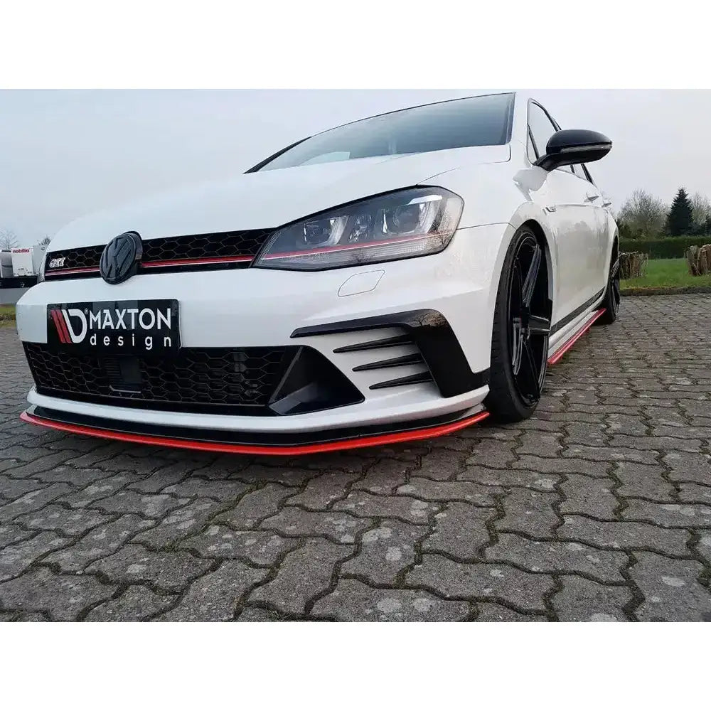 Front lip på VW Golf Mk7 GTI Clubsport med sorte og røde detaljer, sett fra lav vinkel med Maxton-logo.